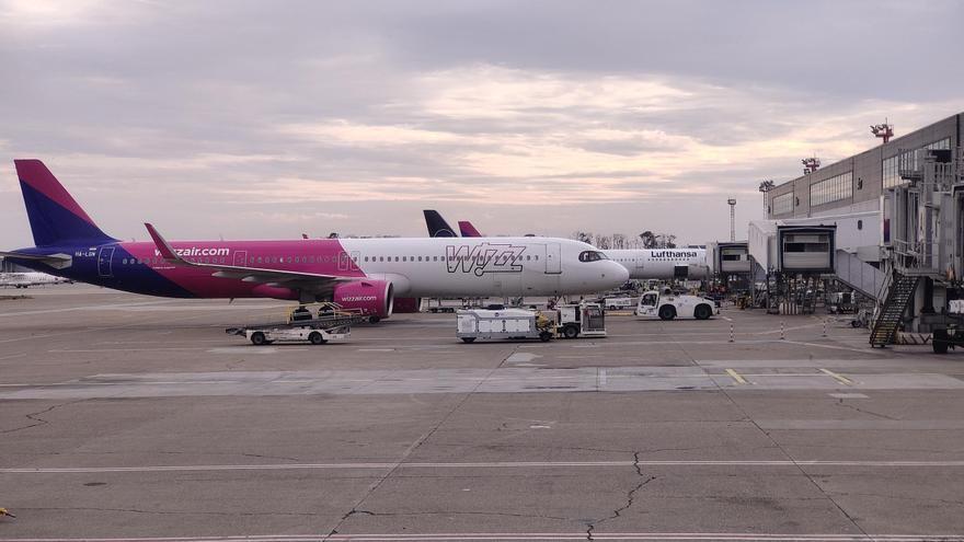 Aena elige once aerolíneas para aumentar las rutas del aeropuerto de Vigo con Wizz Air como «as en la manga»