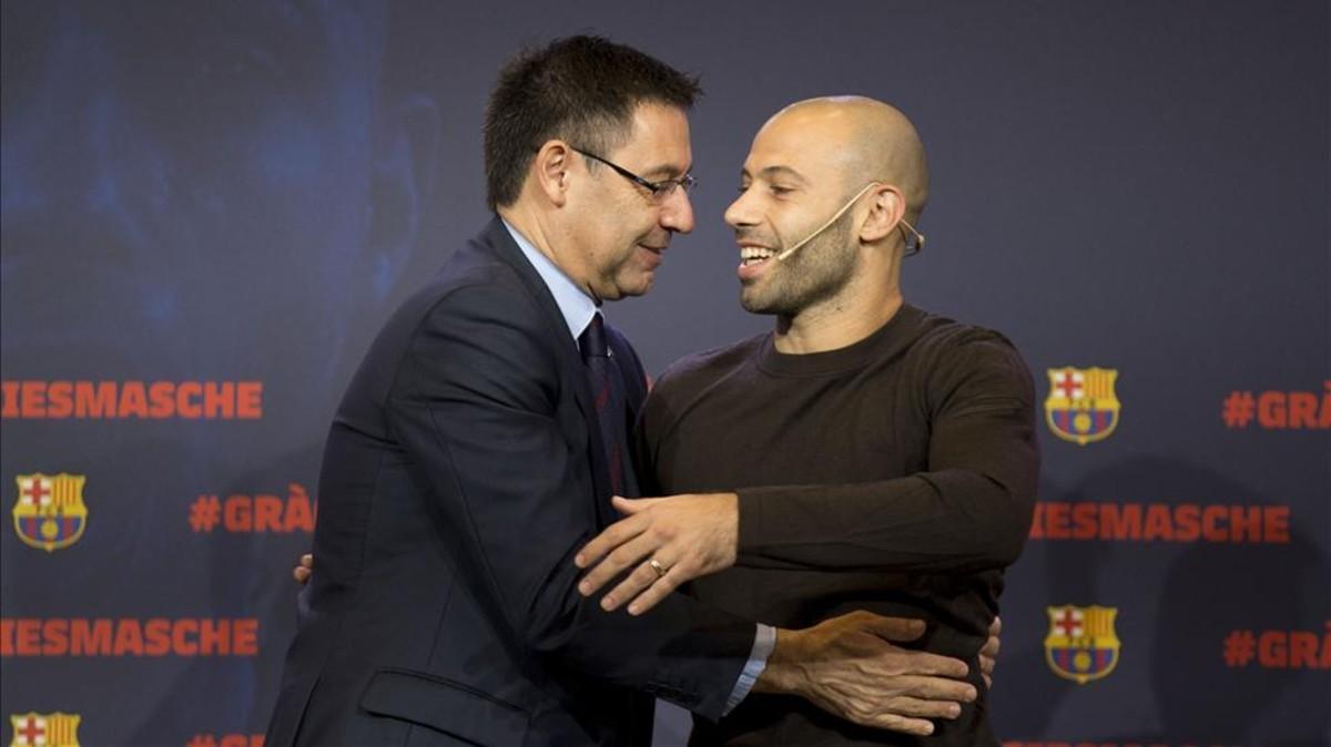 Mascherano saludándose con Bartomeu en el acto de despedida