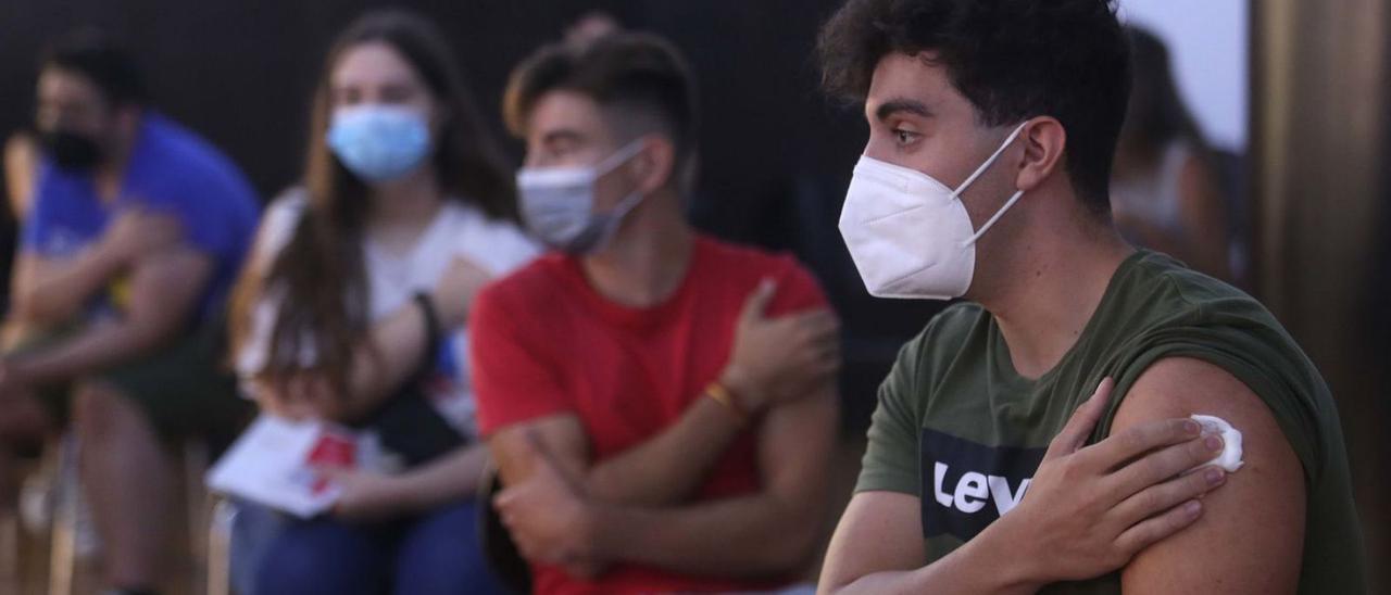 Adolescentes recibiendo la primera dosis de la vacuna covid este verano en Xàtiva. | J.M.LÓPEZ