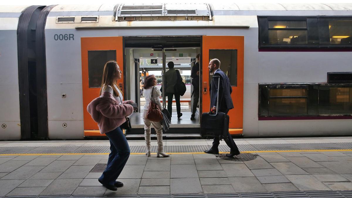 Pasajeros subiendo a un tren de Rodalies en la estación de Granollers.