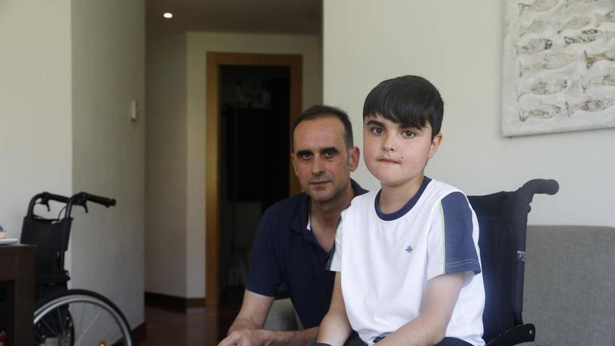 La enfermedad que le está robando la fuerza a Hugo Sanz, ovetense de 13 años: "Para levantar un vaso de agua tiene que hacer palanca"