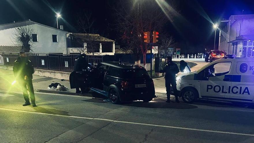 Un conductor temerari ignora un control, s'accidenta i fuig a peu a Vidreres