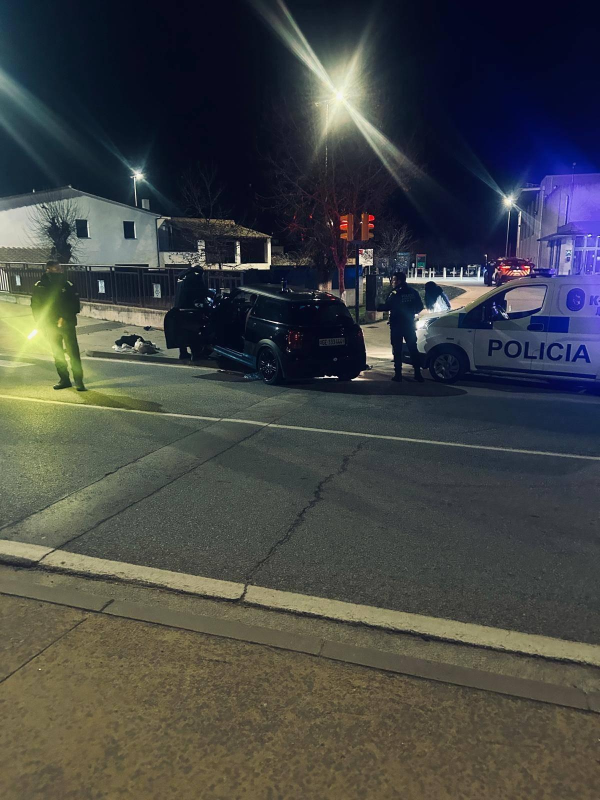 Agents de la Policia Local amb el vehicle accidentat a Vidreres.