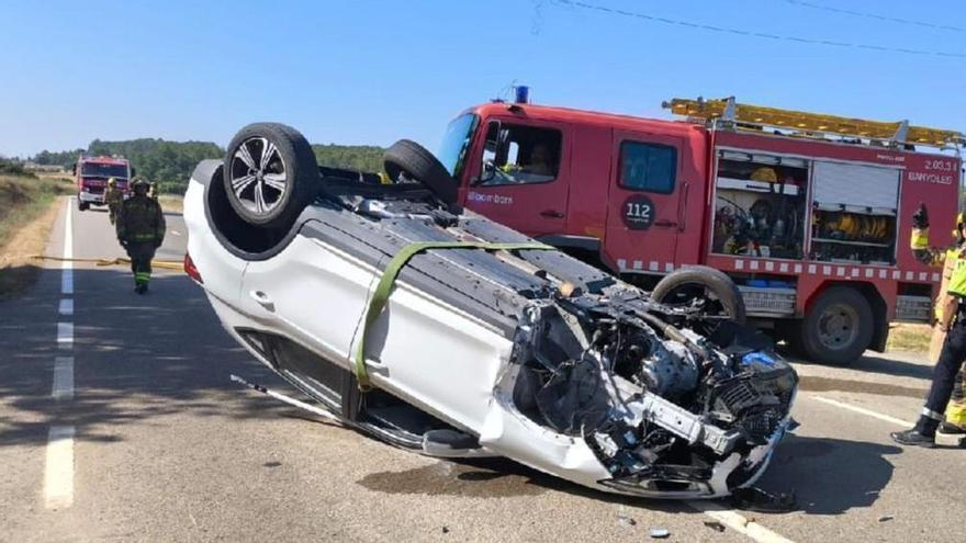 Un cotxe surt de la via i bolca a Vilaür