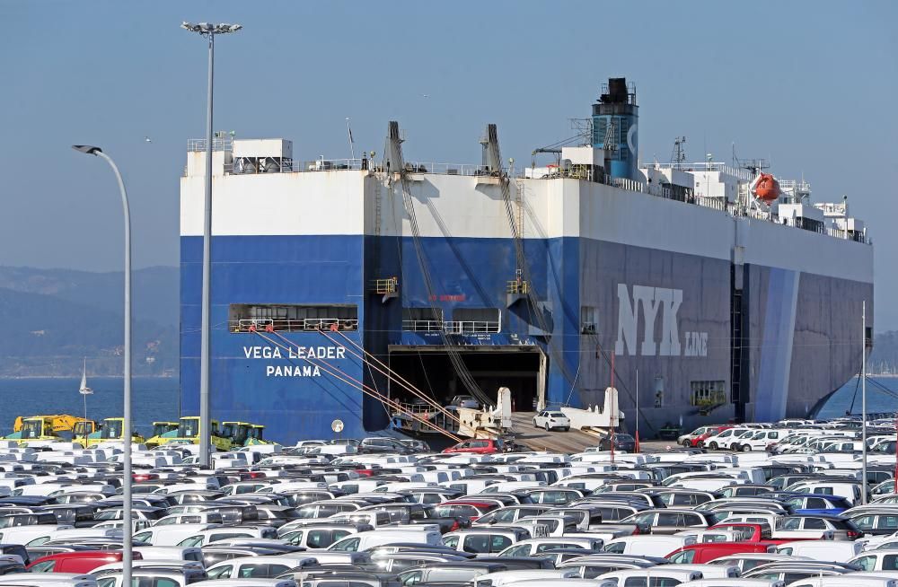 Los embarques resultan insuficientes para evacuar la terminal colapsada con 18.000 coches. Ayer fueron cargados 5.000.