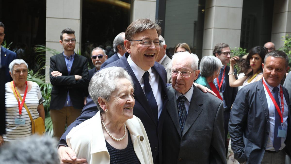 Ximo Puig acompañado por sus padres, Elodia Ferrer y Joaquín Puig, en su toma de posesión de 2019