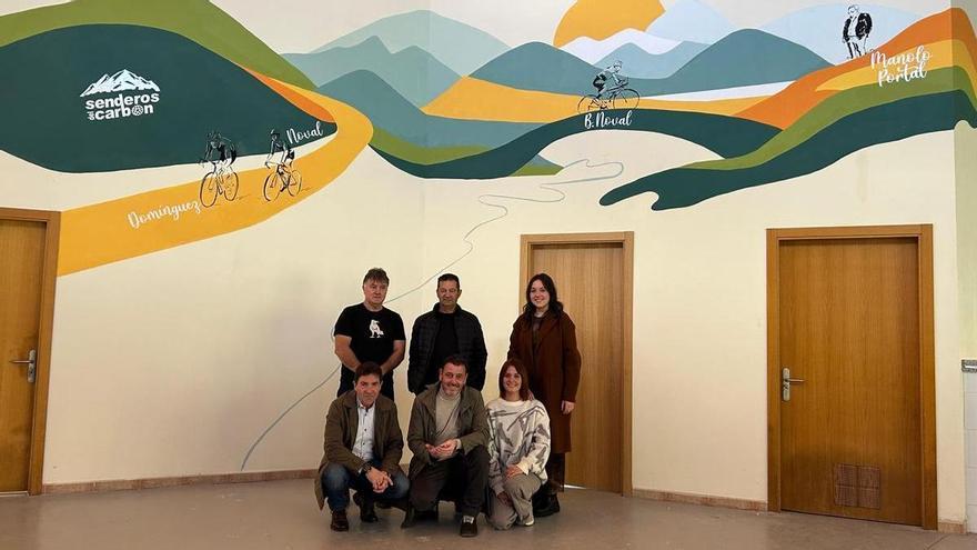 Las leyendas del ciclismo de Laviana protagonizan un mural en el nuevo centro de recepción turístico-deportivo de La Chalana