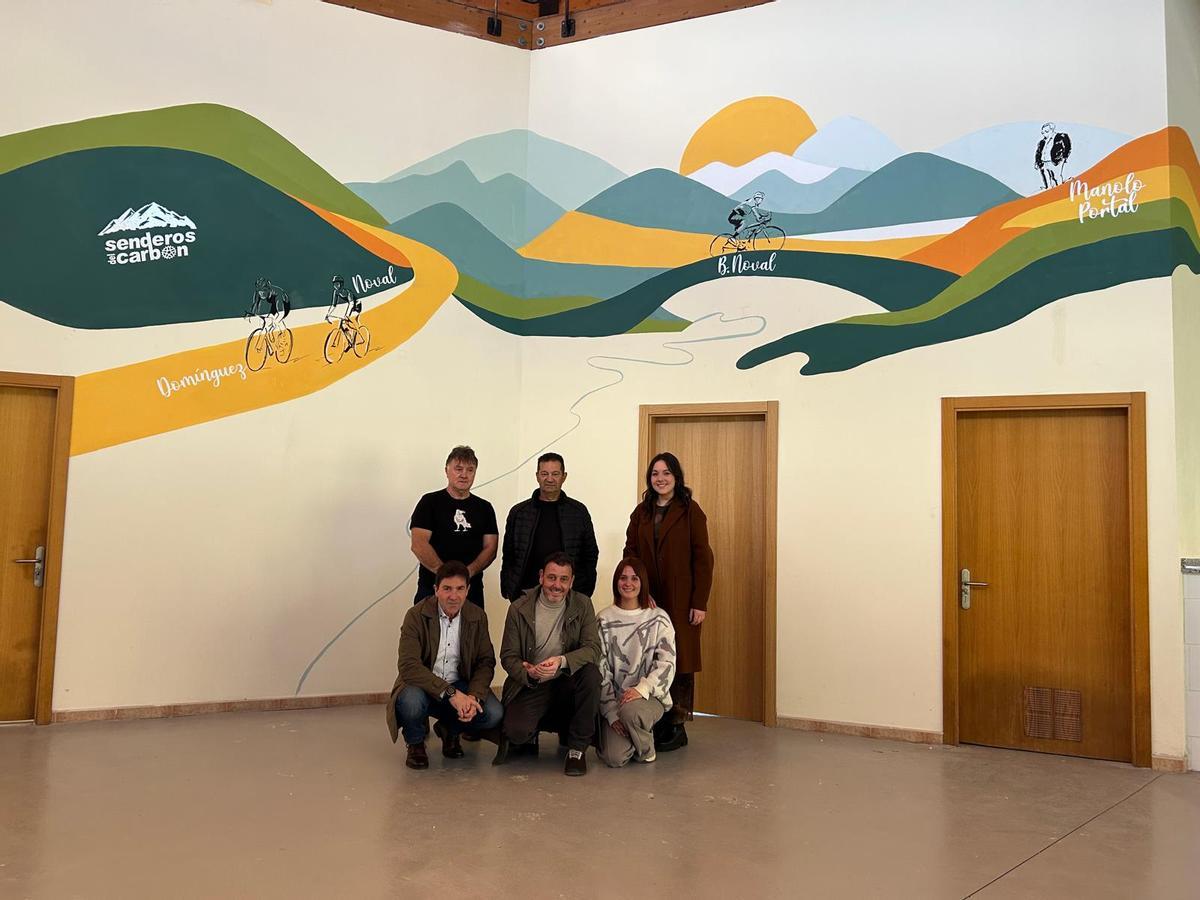 Varios de los protagonistas del mural, con las autoras y el Alcalde, en La Chalana.
