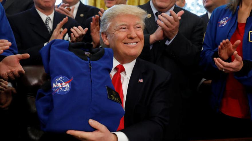 Trump recibe una sudadera de la NASA en el Despacho Oval.