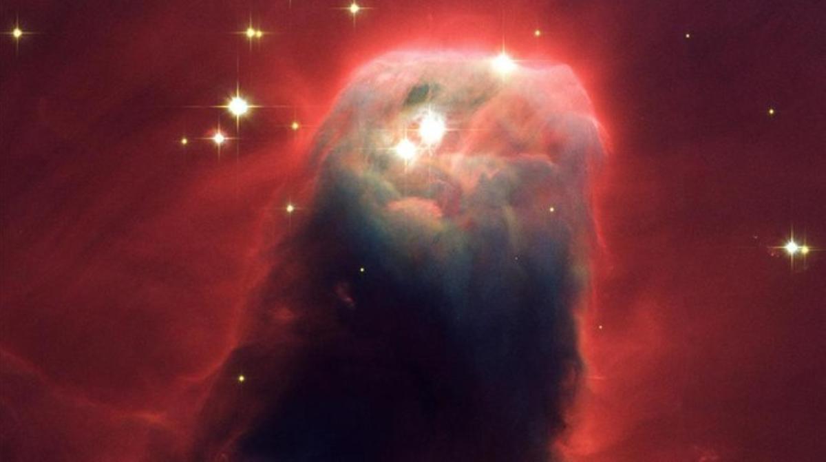 Imatge de la nebulosa del Con, descoberta per William Herschel el 1785 i situada a uns 2.700 anys llum de la Terra. La foto es va fer amb la càmera infraroja del ’Hubble’ el 1997. Les estructures amb aspecte argilós són en realitat núvols gegants d’hidrogen que envolten les estrelles.