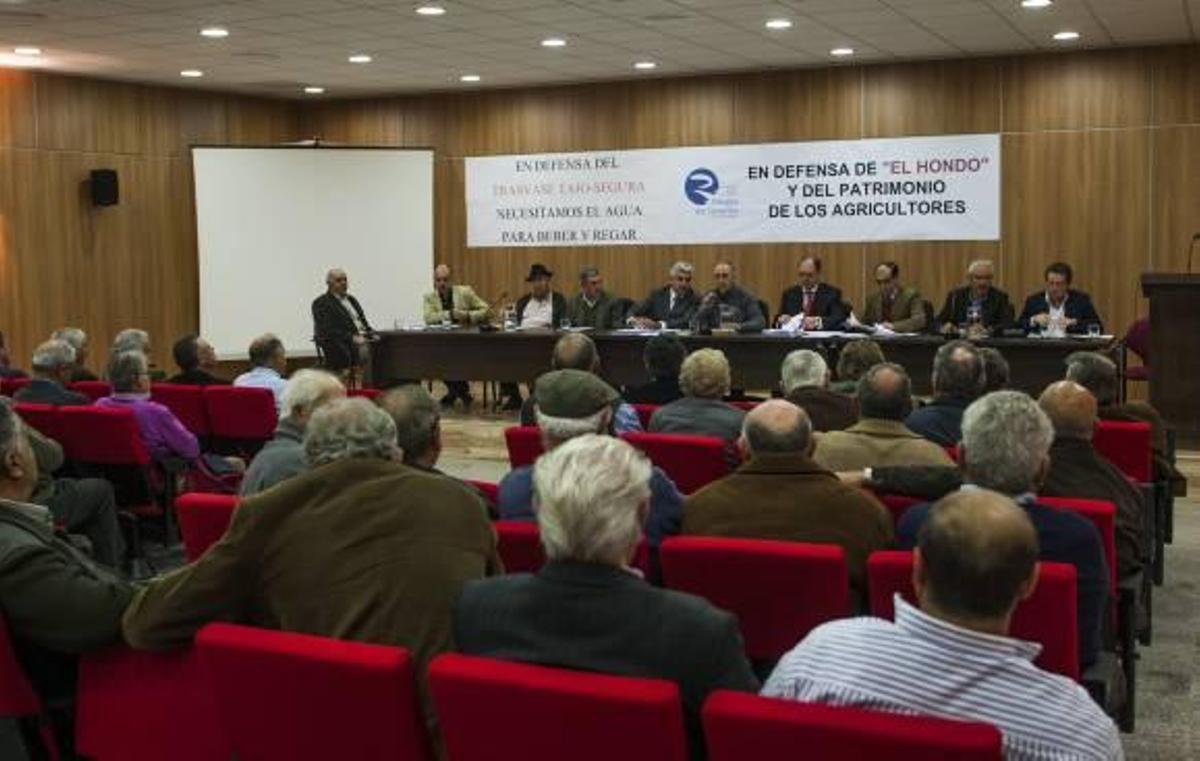 La asamblea extraordinaria tuvo lugar ayer en la sede de Riegos de Levante.
