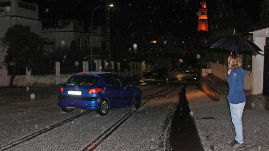 Las calles de Jérica se cubrieron de granizo durante la jornada de ayer.