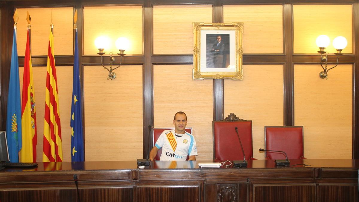 Dani Salgado en la sala de plenos del Ayuntamiento de Santa Coloma.