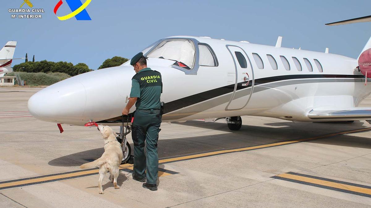 La Guardia Civil inspeccionando un vuelo privado a su llegada al aeropuerto de Ibiza
