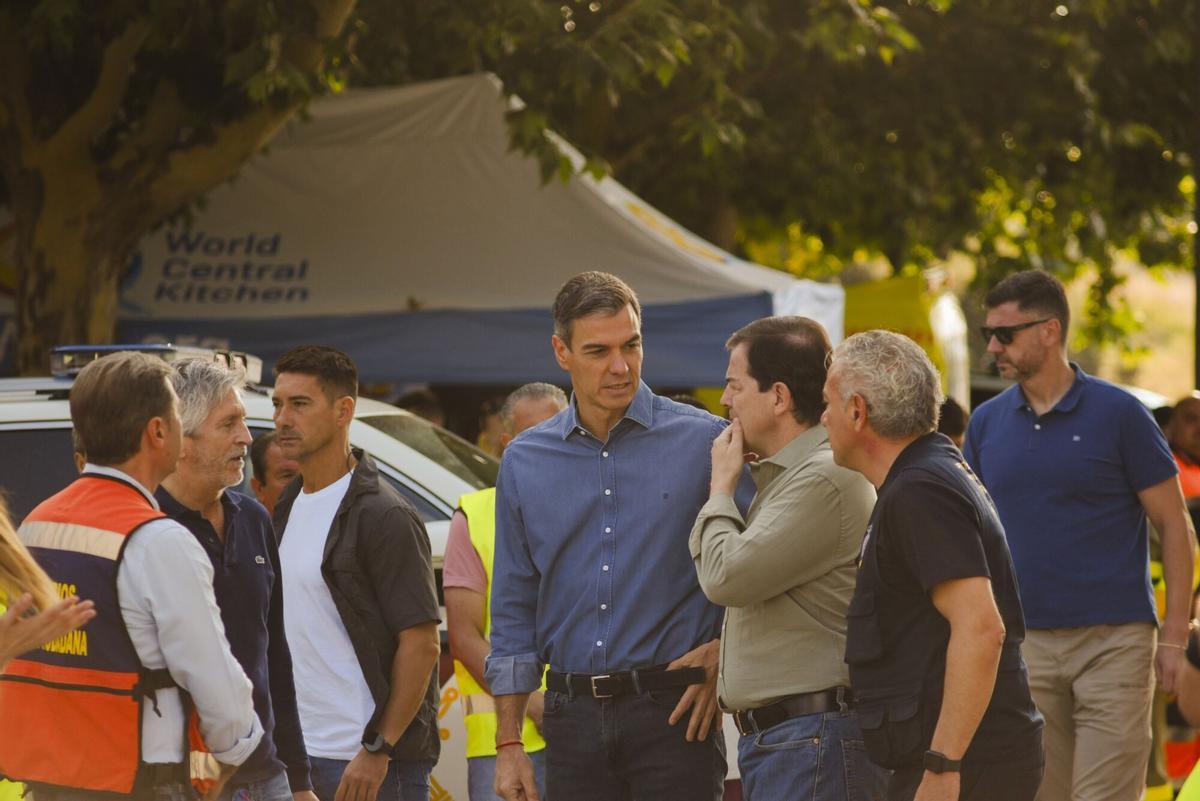 26/07/2026 El presidente del Gobierno, Pedro Sánchez (c), acompañado del presidente de la Junta de Castilla y León, Alfonso Fernández Mañueco (2d); del ministro del Interior, Fernando Grande-Marlaska (2i), y del delegado del Gobierno en Castilla y León, Nicanor Sen (d), durante la visita al Puesto de Mando Avanzado (PMA) instalado para gestionar las labores de extinción del incendio forestal de Burgohondo, a 27 de julio de 2026, en Navaluenga, Ávila, Castilla y León (España). Sánchez se ha desplazado este domingo hasta el puesto de mando avanzado de la localidad de Navaluenga (Ávila) para conocer de primera mano la evolución de los incendios que afectan a esta provincia. SOCIEDAD Mateo Lanzuela - Europa Press