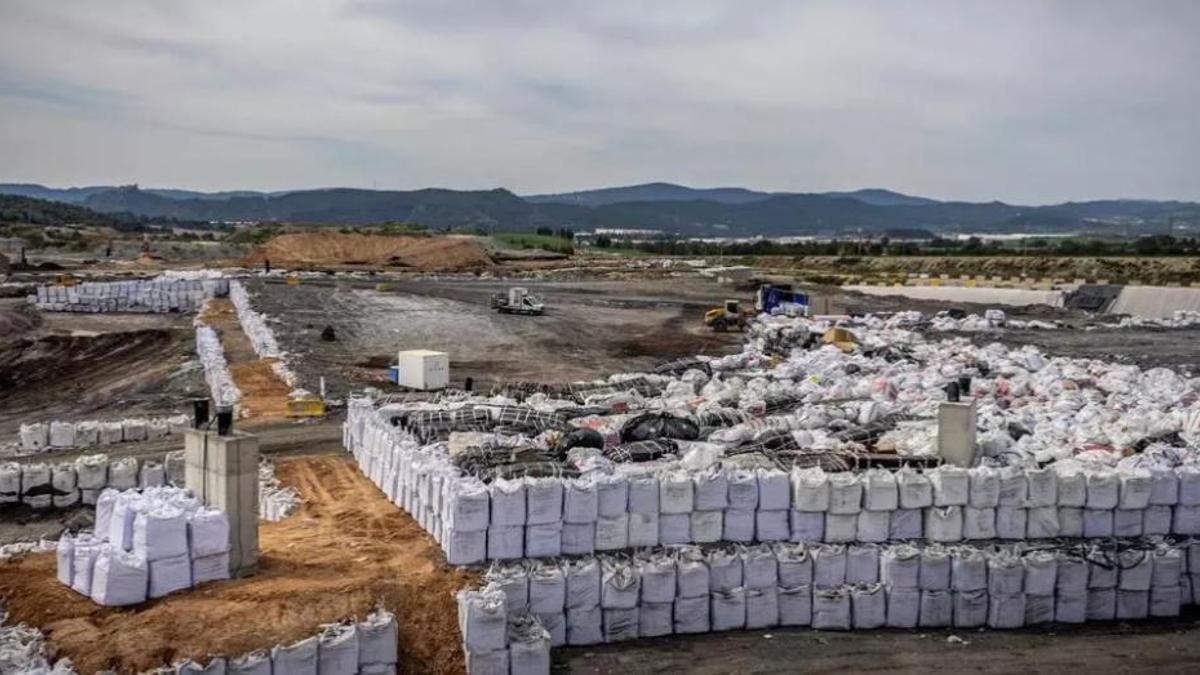 Boses amb cendres d'incineració de residus i amiant, a l'abocador de residus perillosos de Castellolí