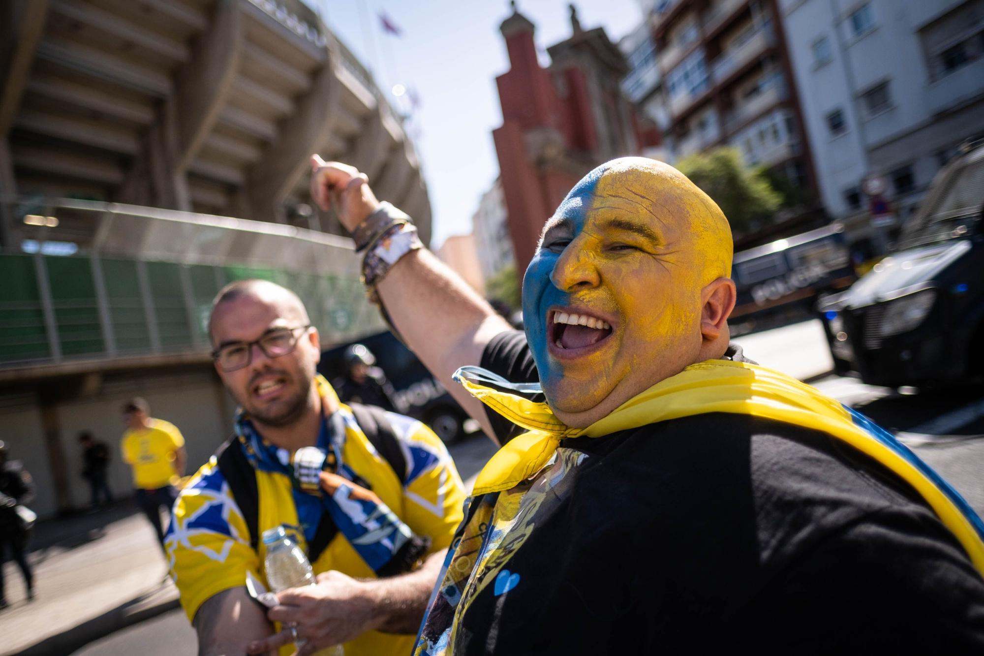 Los aficionados de la UD Las Palmas se dirigen al Heliodoro