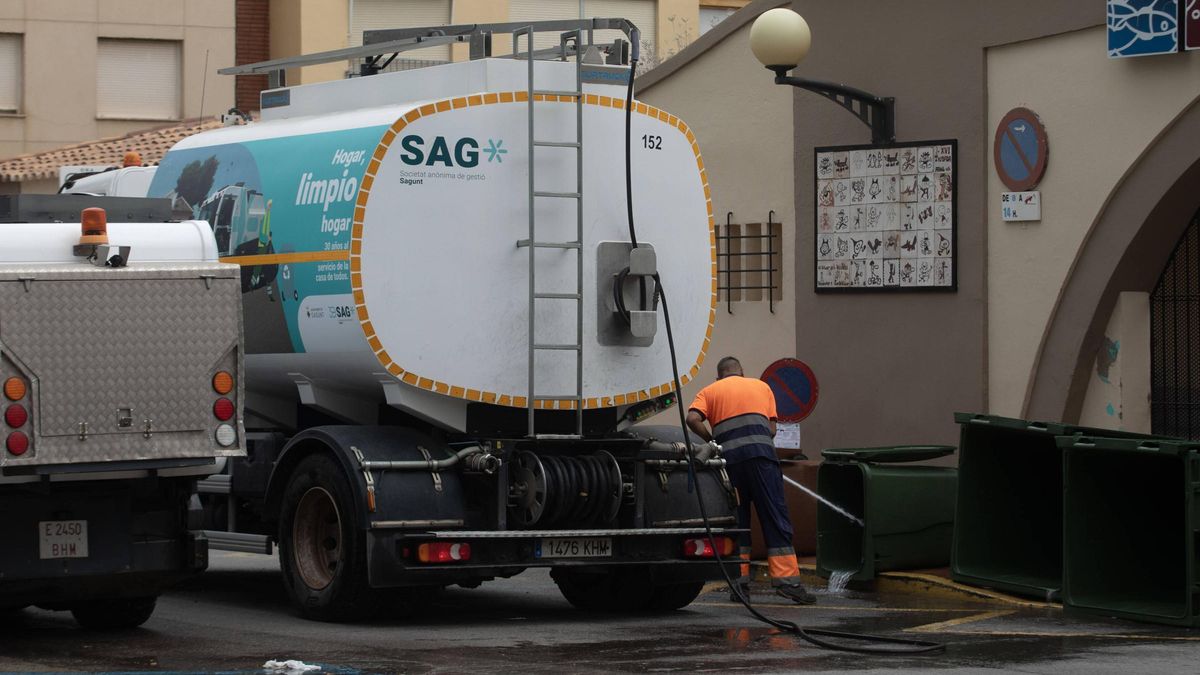 Un operario de la SAG limpia los contenedores tras una mañana de mercado en Sagunt.