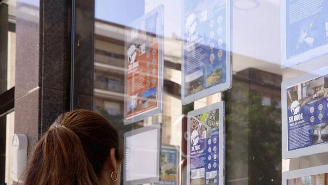 Una dona consulta l’oferta d’una immobiliària a Còrdova. | MANUEL MURILLO