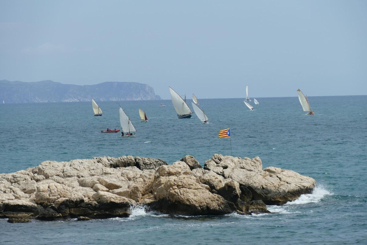 La trobada de vela llatina va omplir les aigües de l'Escala d'embarcacions de fusta i a vela.