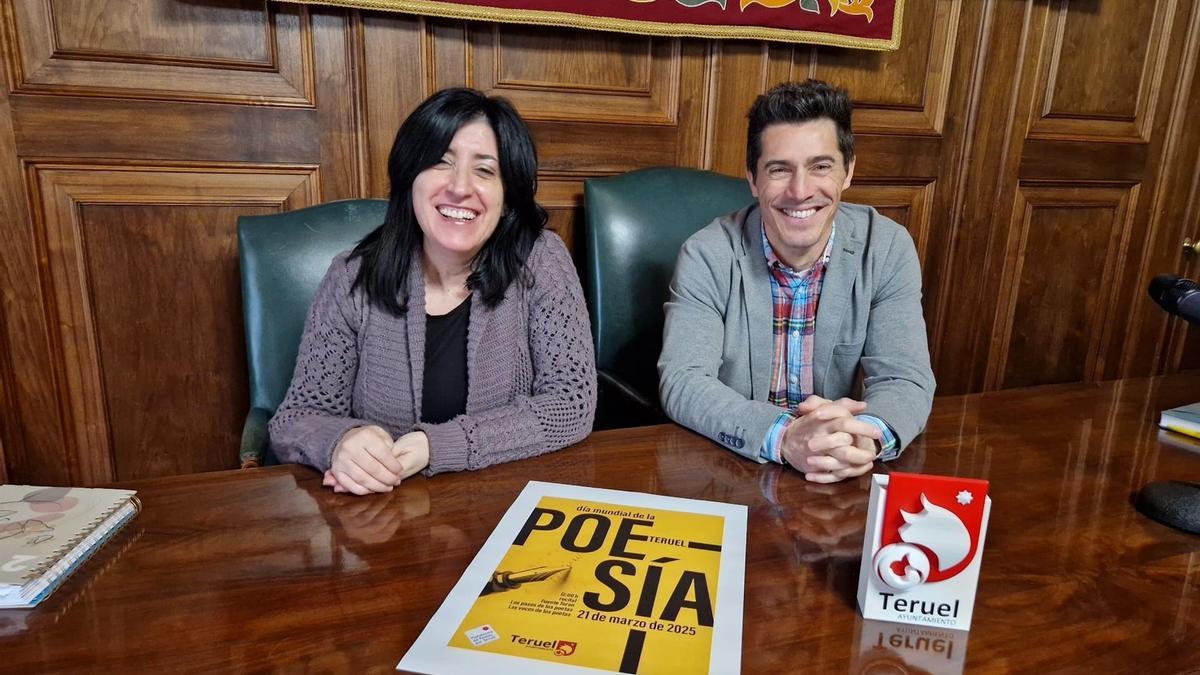 La representante de la Plataforma de Poetas por Teruel, Cristina Giménez, y el concejal de Cultura, Carlos Méndez, este miércoles.