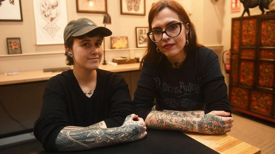 Las organizadoras de ‘Lengua de Fuego’, Aldara Pardo y Laura Calvo, en ‘Nora Tattoo’.