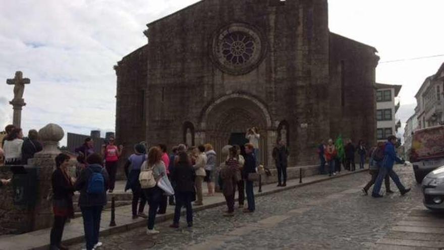 Integrantes de la Caravana Feminista, ayer en Betanzos.