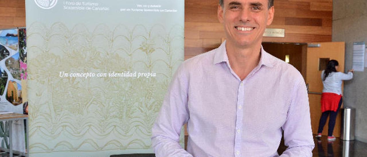 El profesor de la ULL Carlos Fernández, ayer, en el Teatro Auditorio de Agüimes.