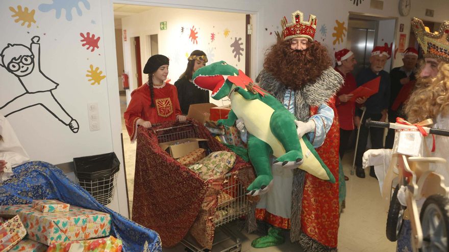Visita de los Reyes Magos a los niños del Materno