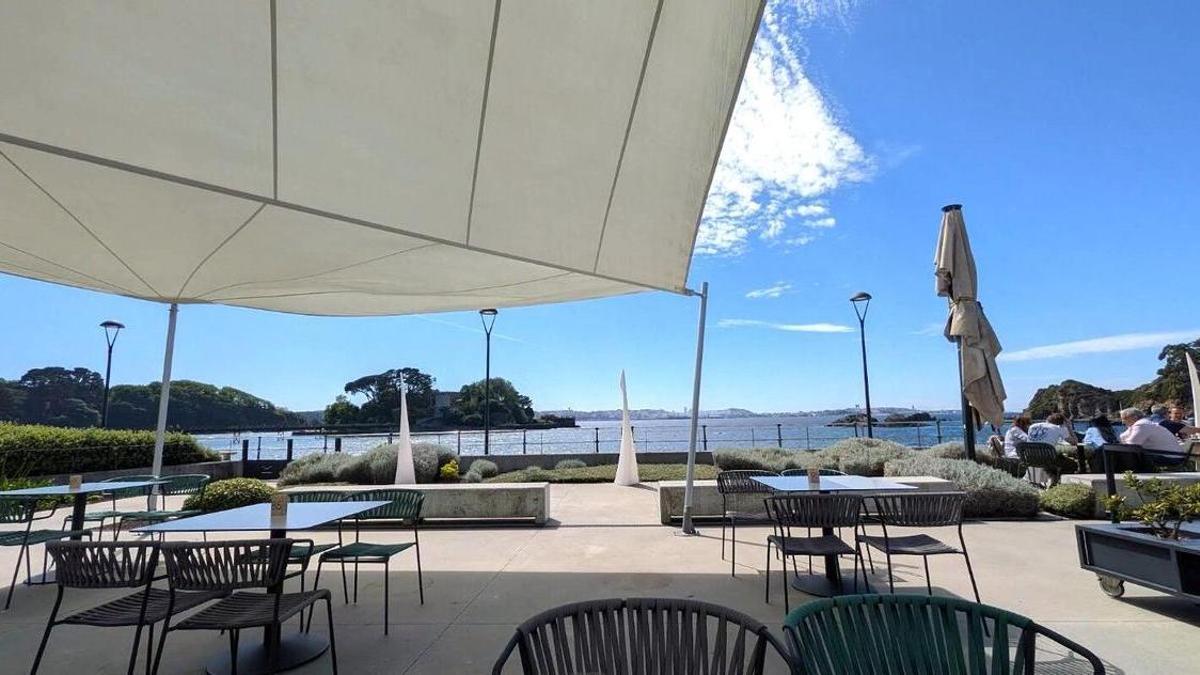La terraza de la zona de cafetería de este establecimiento de Oleiros.