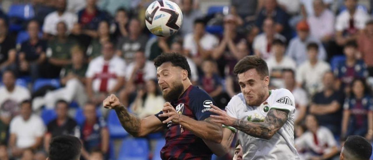 Timor pugna por un balón aéreo con el lateral del Racing Dani Fernández.