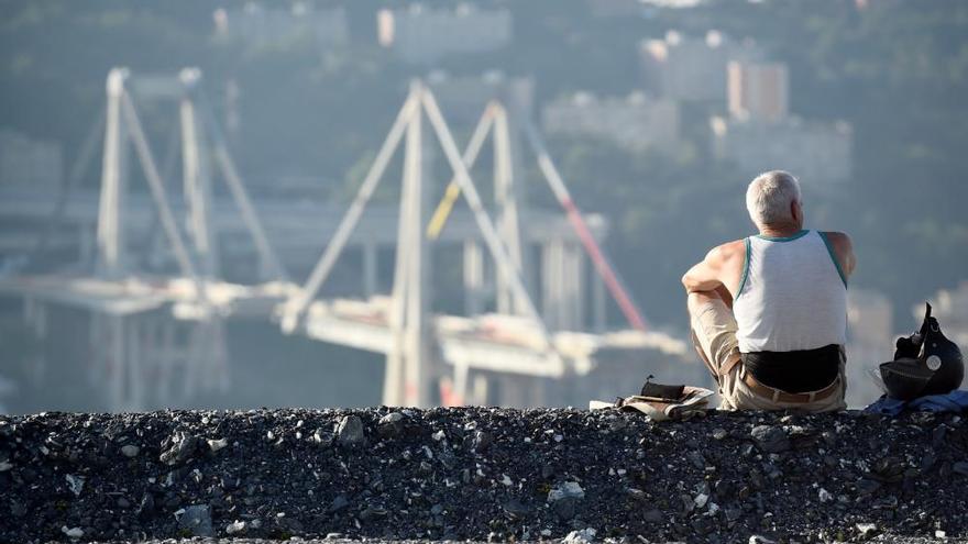 Una cadena d&#039;explosions controlades destrueix el pont Morandi de Gènova