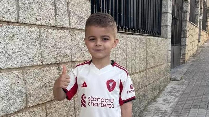 Diego, el niño de Alcuéscar con leucemia, avanza hacia el trasplante y su familia busca piso en Madrid