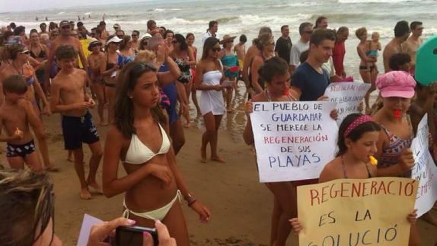 Cien bañistas protestan por la desidia y el olvido de playa Babilonia