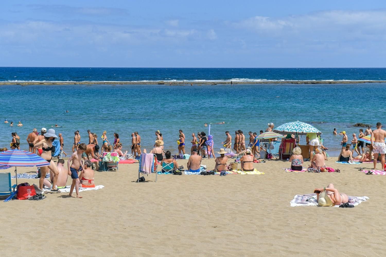 Día de playa en Las Canteras tras la noche de San Juan