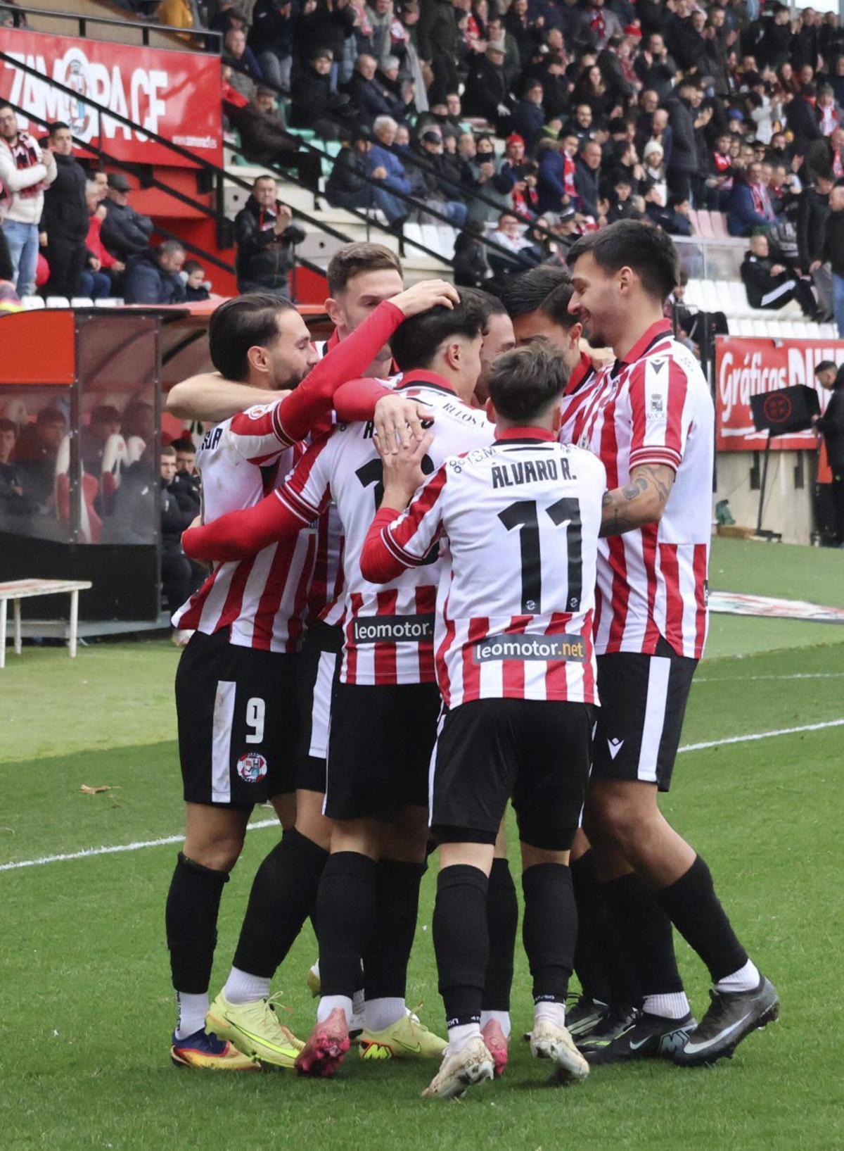 El Zamora CF celebra uno de sus dos goles ante el Barakaldo. | VÍCTOR GARRIDO