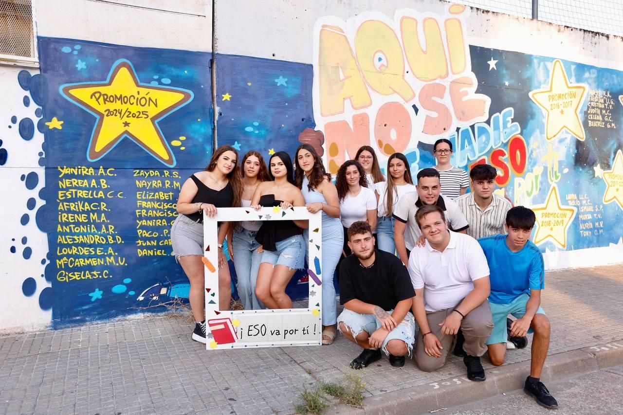 Las Palmeras homenajea a catorce estudiantes