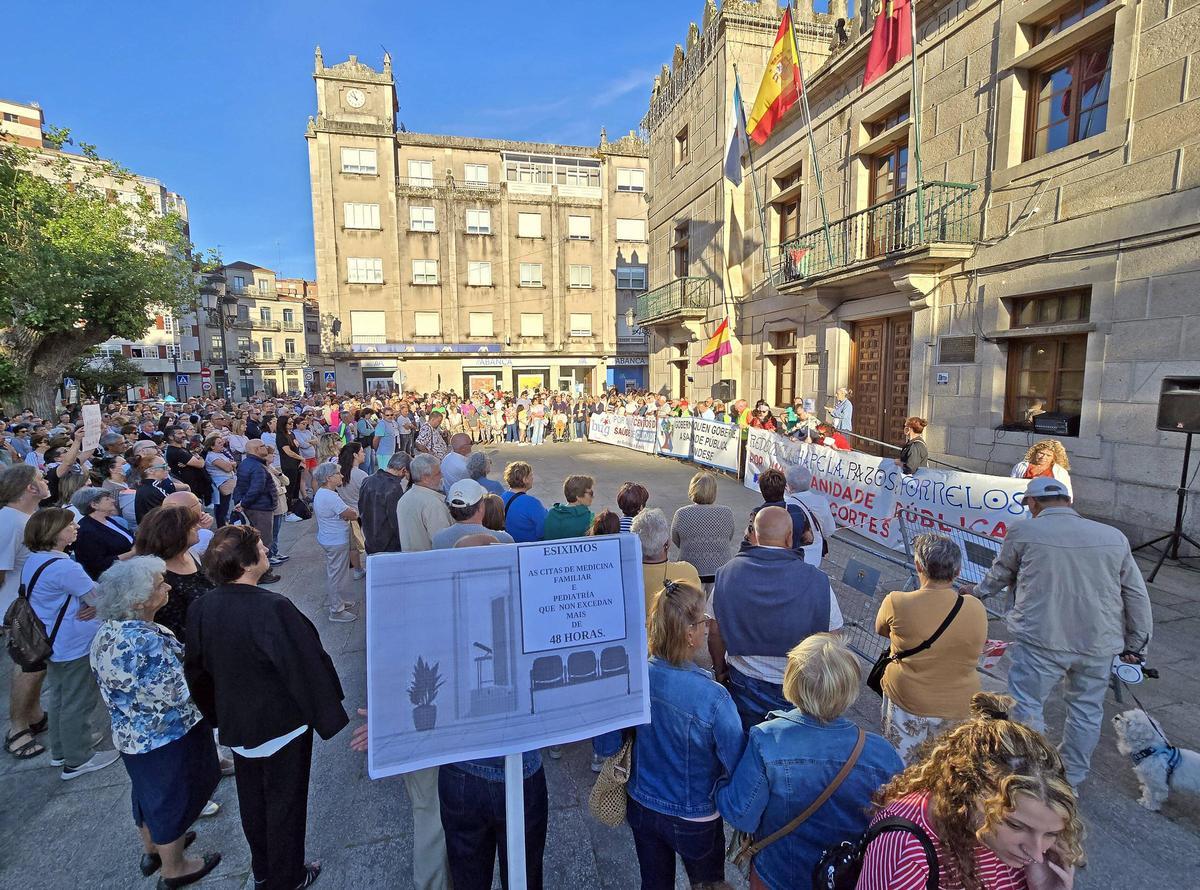 Aspecto de las pancartas a su llegada a la plaza del Concello.
