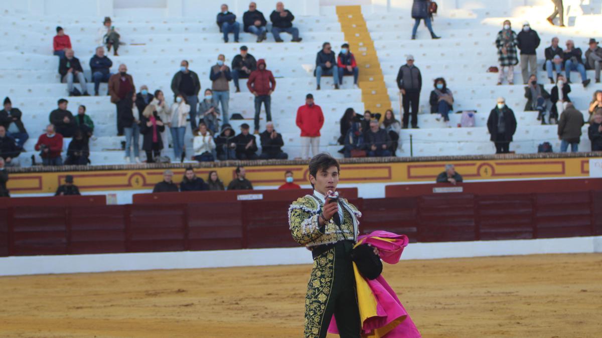 Carlos Domínguez muestra la oreja que le cortó al bravo cuarto novillo tras una gran faena.