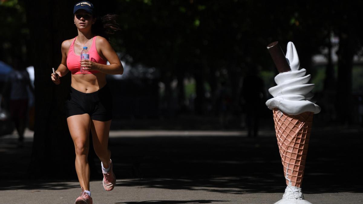 Una mujer corre durante un caluroso día en Londres, en julio de 2022.