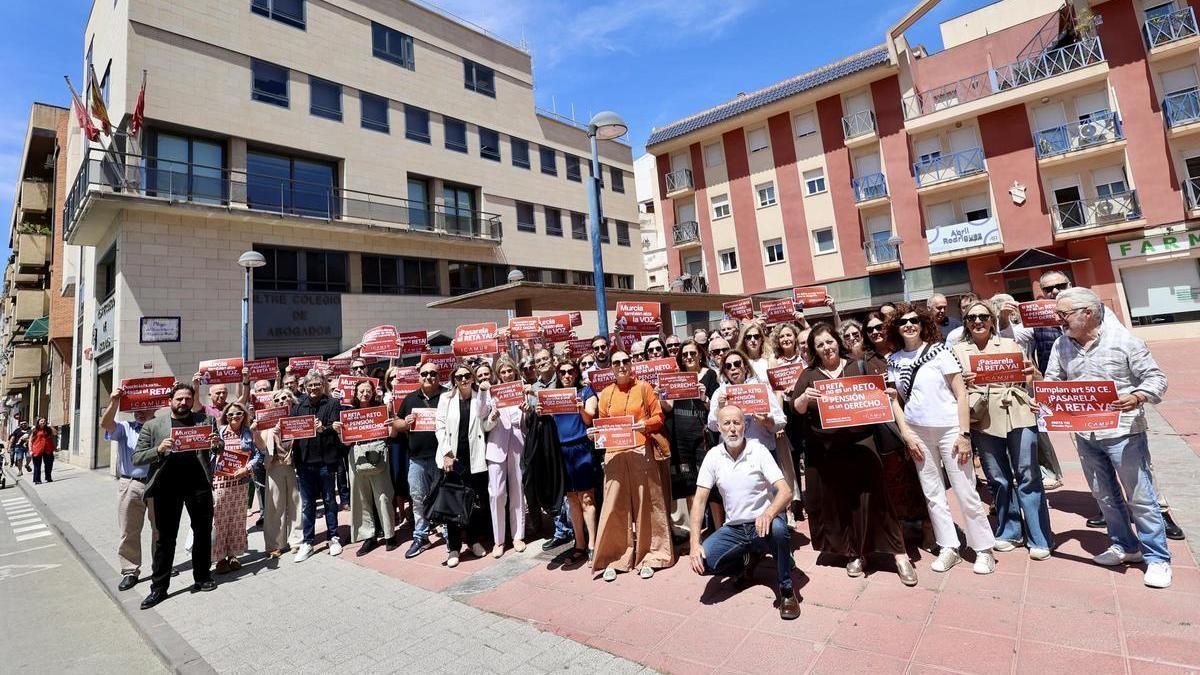 Un momento de la concentración a las puertas del Colegio de Abogados de Murcia, este miércoles