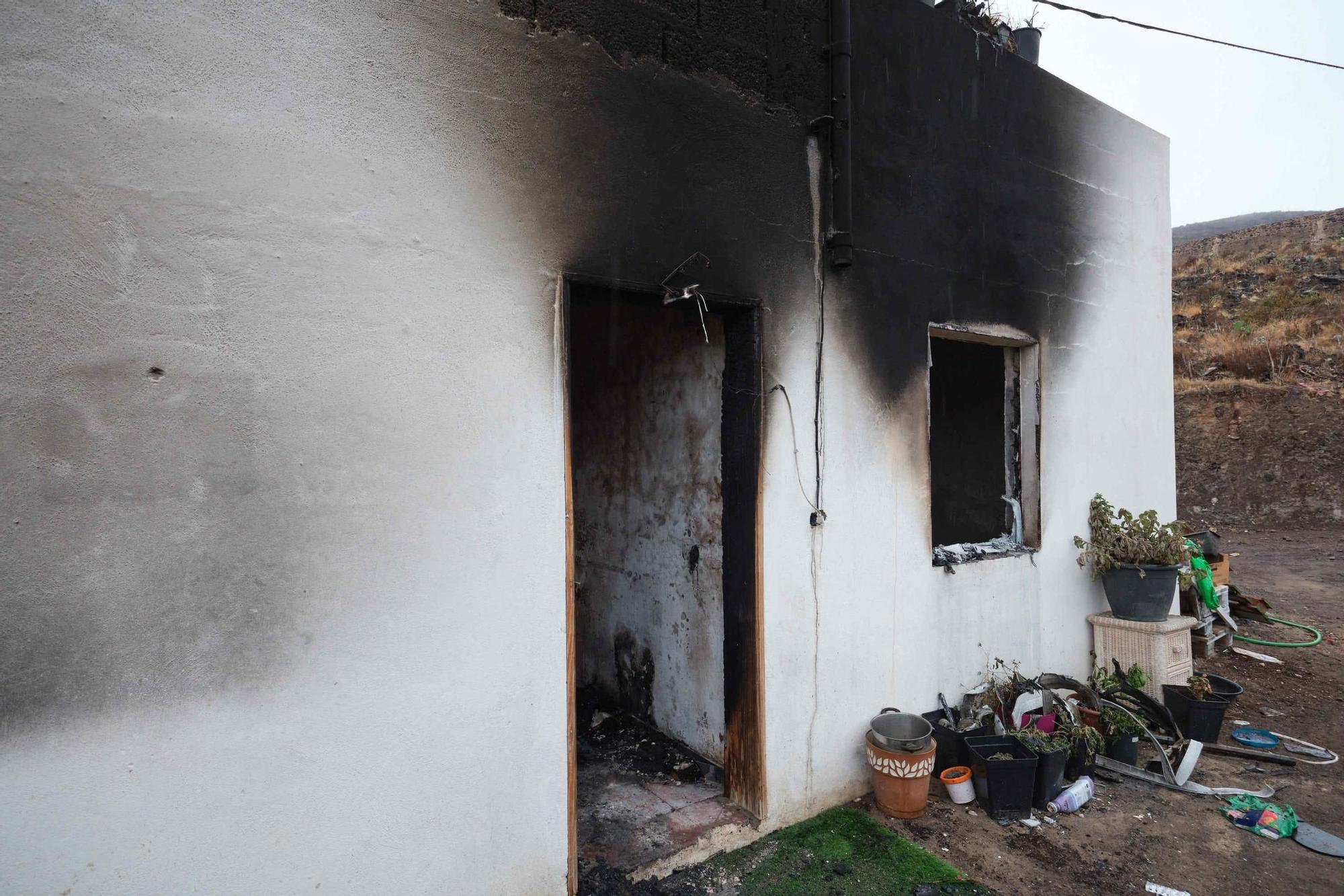 Un hombre incendia la casa con su pareja y su hijo dentro en Tenerife