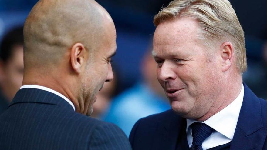 Guardiola y Koeman se saludan antes del partido.