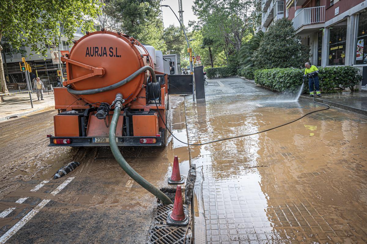 Escape de agua de grandes dimensiones en la avenida Pedralbes con el paseo Manuel Girona de Barcelona