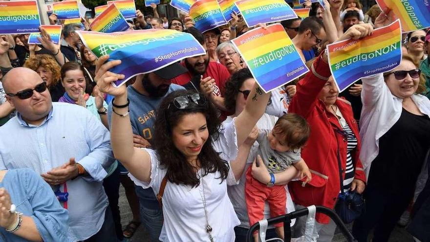 Manifestación de rechazo del artículo homófobo de la asociación de empresarios de Sada en 2017.