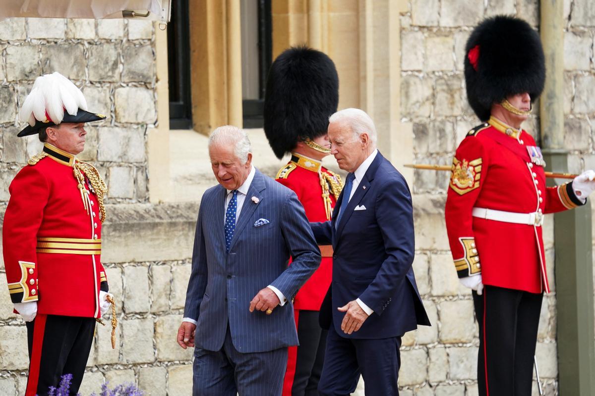 El presidente de los Estados Unidos, Joe Biden, es recibido por el rey Carlos III de Gran Bretaña durante una ceremonia de bienvenida en el Castillo de Windsor