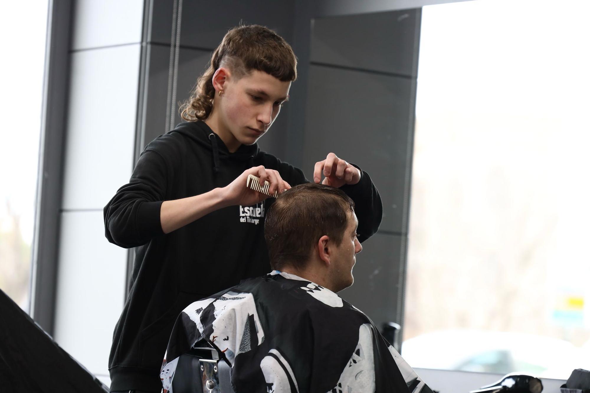 En imágenes | Personas sin hogar se cortan el pelo en la Academia Barbería Tío Jorge