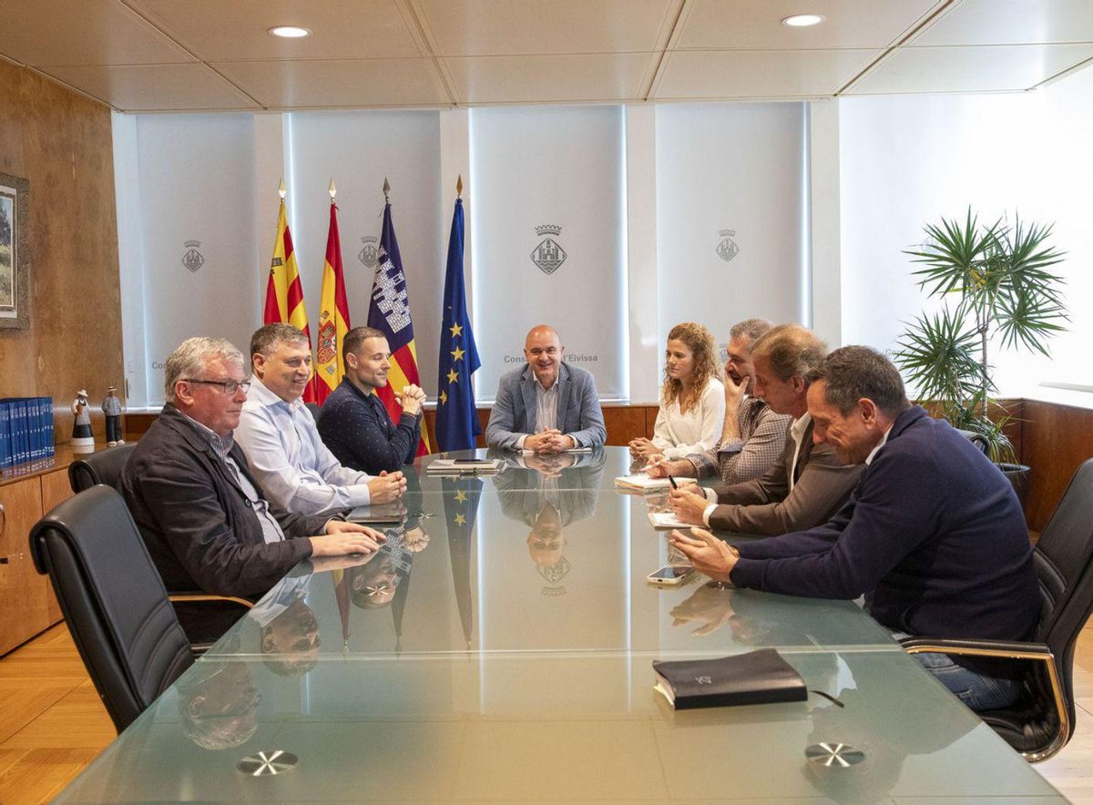 Fomento y parte del sector turístico rechazan la eliminación de 9.000 plazas en Ibiza