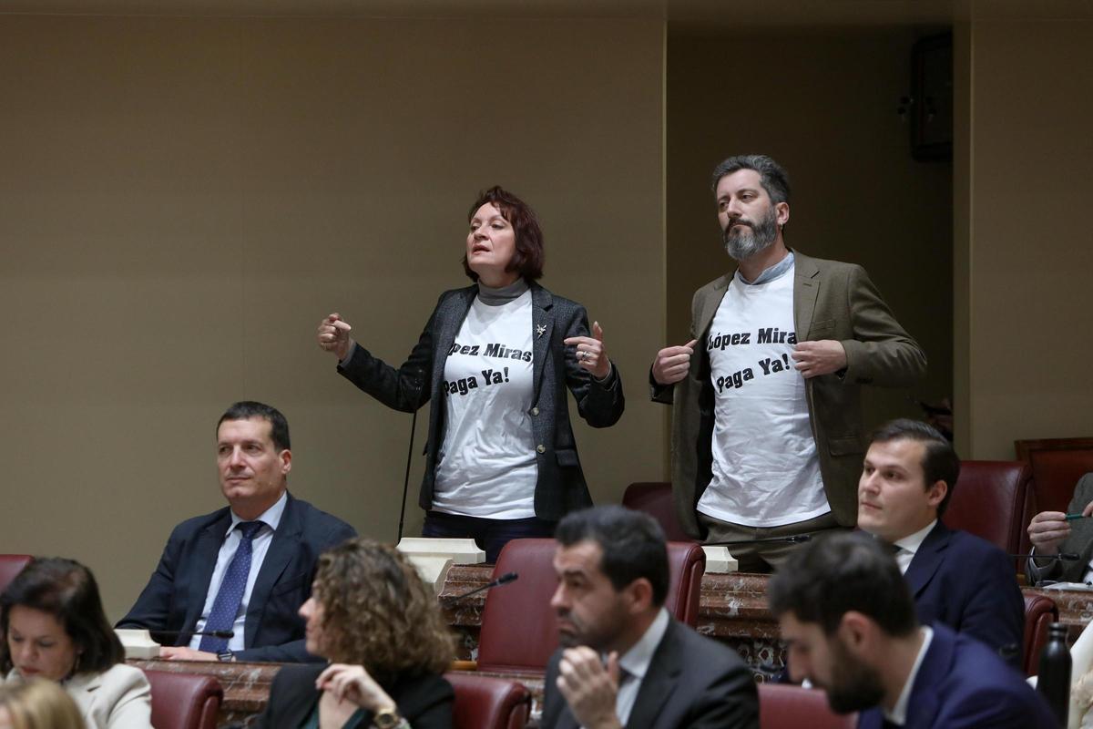 María Marín y Víctor Egío, de Podemos, se pusieron camisetas de protesta.