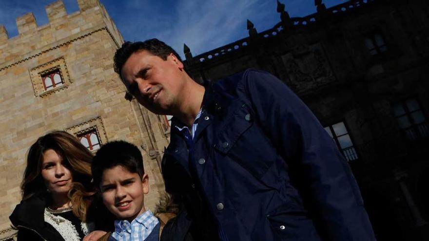 Izan Rilova Suárez, junto a sus padres, Alberto y Lorena, ayer, ante el Palacio Revillagigedo.